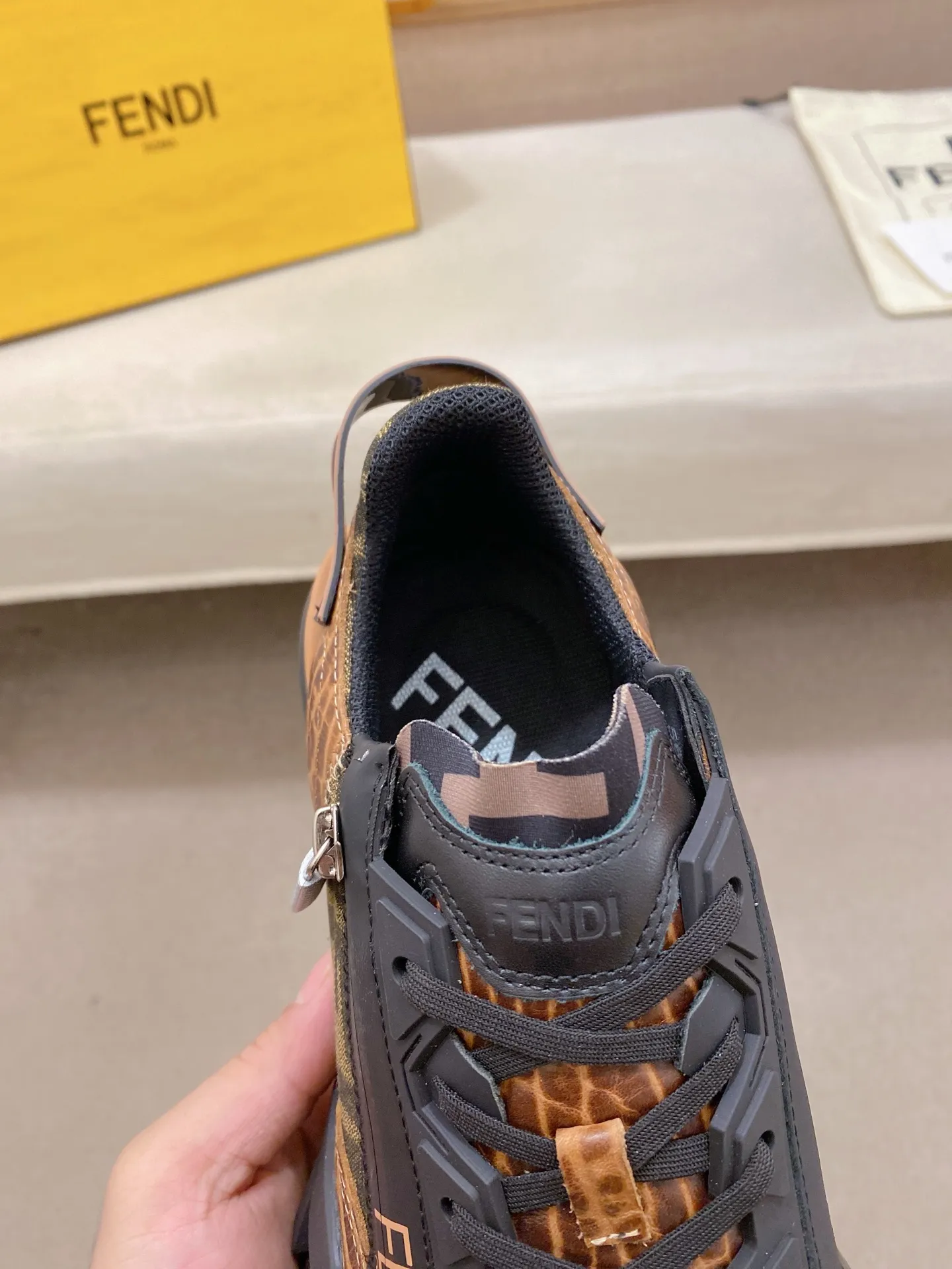 Factory price: 620💰(high version) [Fendi] Fendi’s latest casual shoes for men! Available at counters simultaneously! A one-to-one replica of the original. Made entirely of imported top-grain calfskin, the interior is made of top-grain water-dyed cowhide, and the original factory-supplied rubber outsole. Leading new fashion concepts. Matching code: 38-44 can be customized, 45 is not returnable!